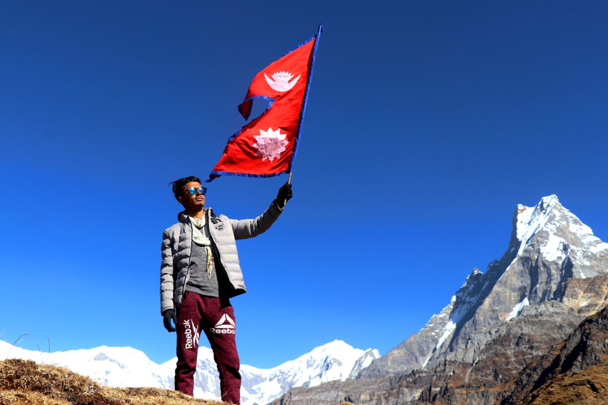 Man med Nepals flagga